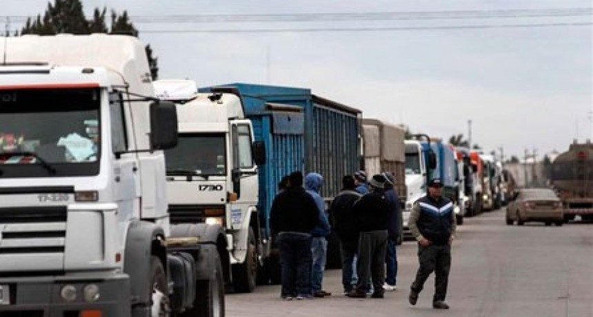 Los transportistas siguen de paro, hay incertidumbre por el impacto en la cosecha