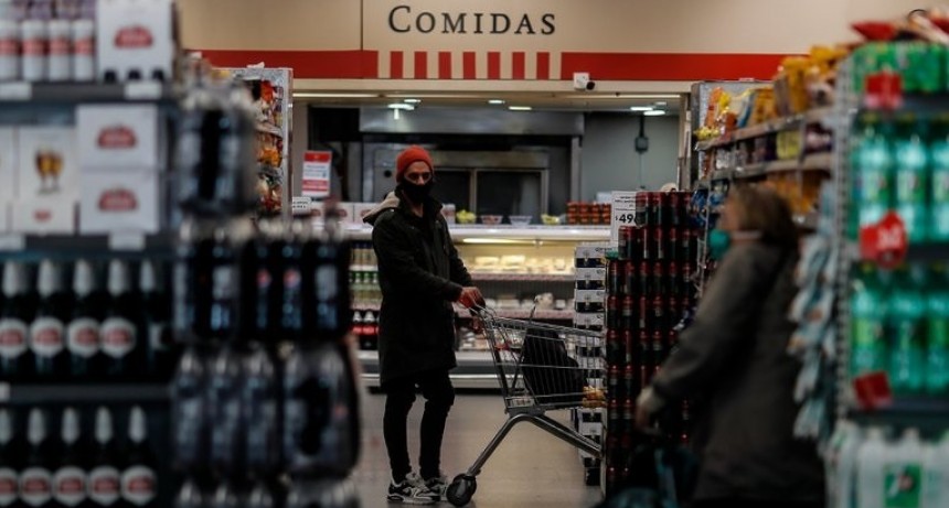 Economista estima inflación de tres dígitos para 2022
