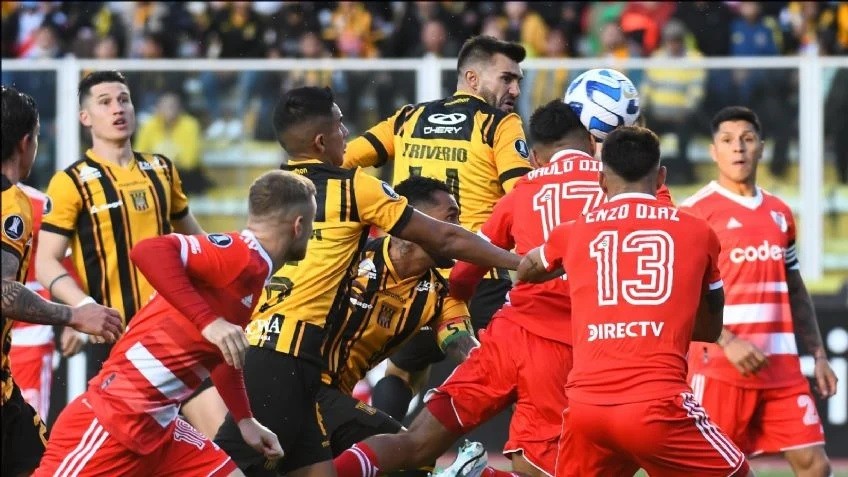 River es goleado por  The Strongest EN VIVO