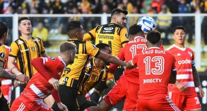 River es goleado por  The Strongest EN VIVO