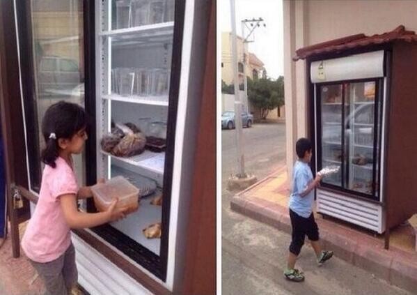Gesto solidario de un saudita de llenar una heladera de comida para los necesitados en forma anónima