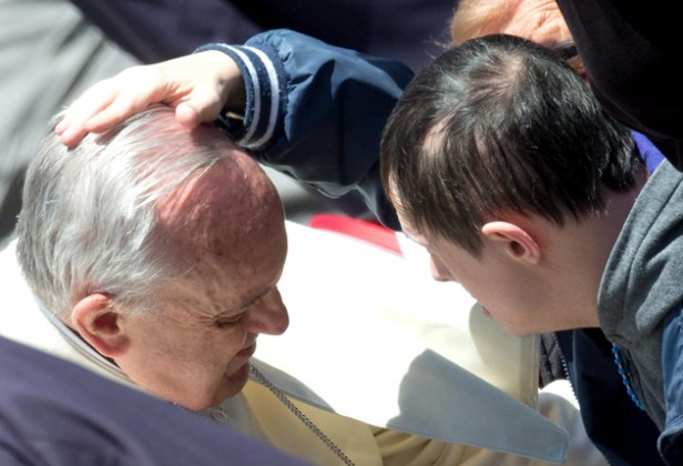 Niño especial acaricia al Papa hoy miércoles