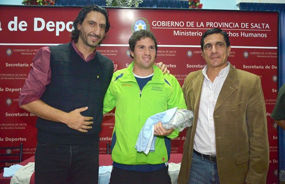 Gobierno hace entrega de becas e indumentarias a deportistas locales
