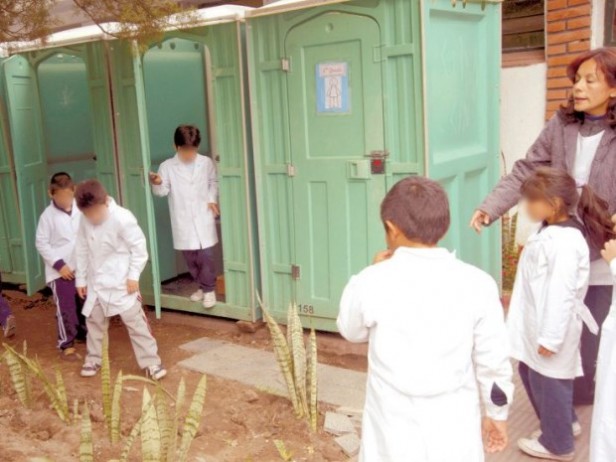 Baños químicos en la puerta de la Escuela de Villas Las Rosas