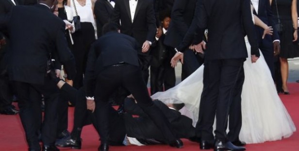 Festival de Cannes , periodista ingresó escondido debajo del vestido de actriz hondureña 