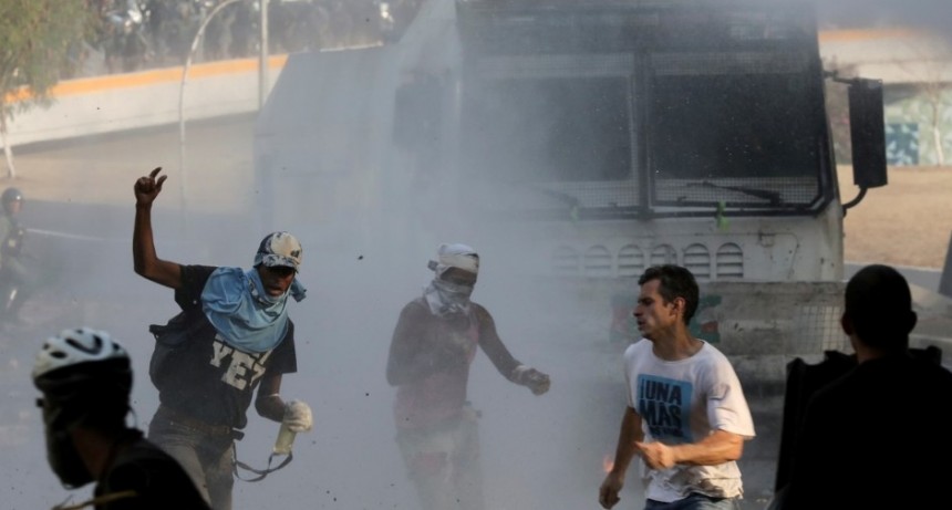 La oposición insiste en las calles tras el fracaso con los militares