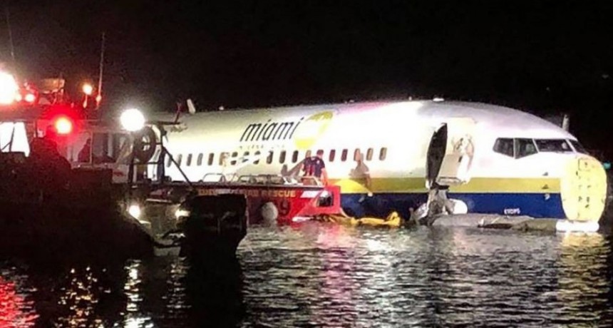 Avión comercial con 143 personas cayó a un río de Florida