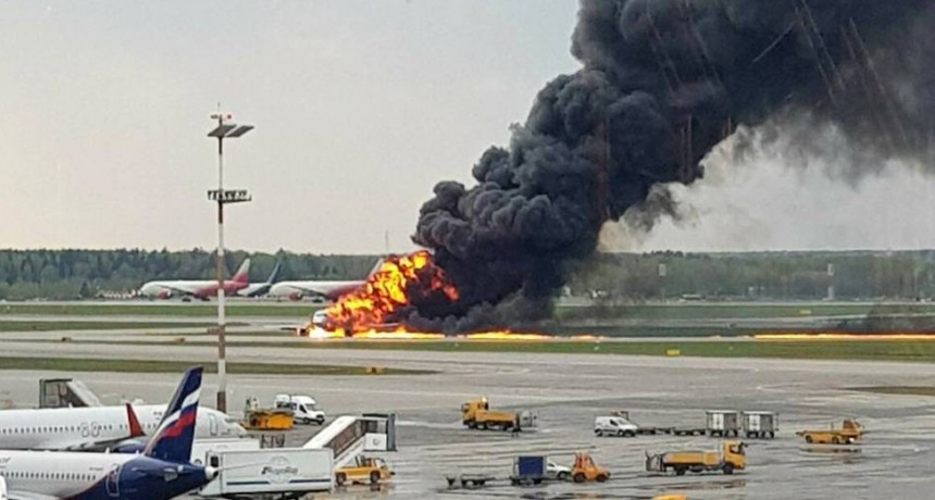 Al menos 13 muertos en aterrizaje de emergencia de un avión
