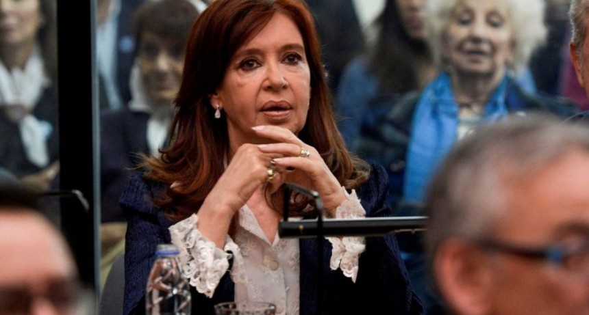 Cristina Kirchner pidió no concurrir el lunes al juicio oral 