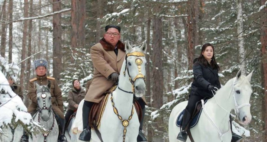 Kim Jong-un apareció en público por primera vez en casi tres semanas
