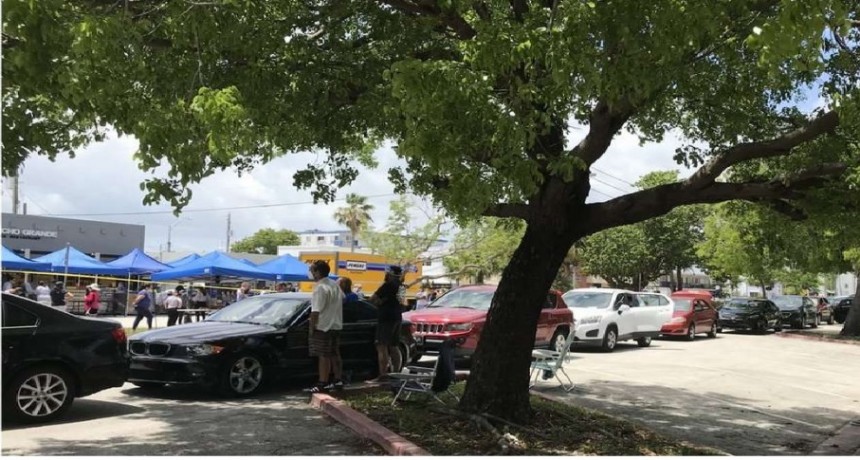 Miles de personas hacen filas por un plato de comida en Estados Unidos