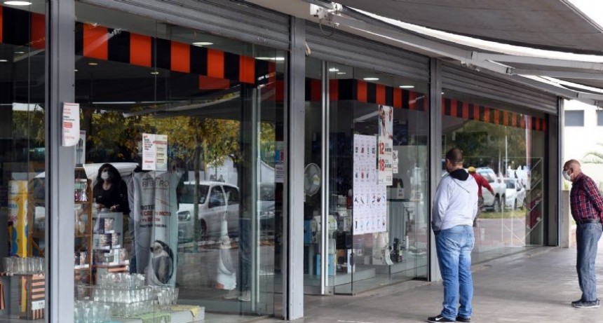 Las ventas en los comercios minoristas retrocedieron 57,6% en abril