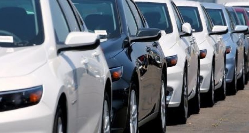 Reabren concesionarias con precios 40% más bajos en dólares