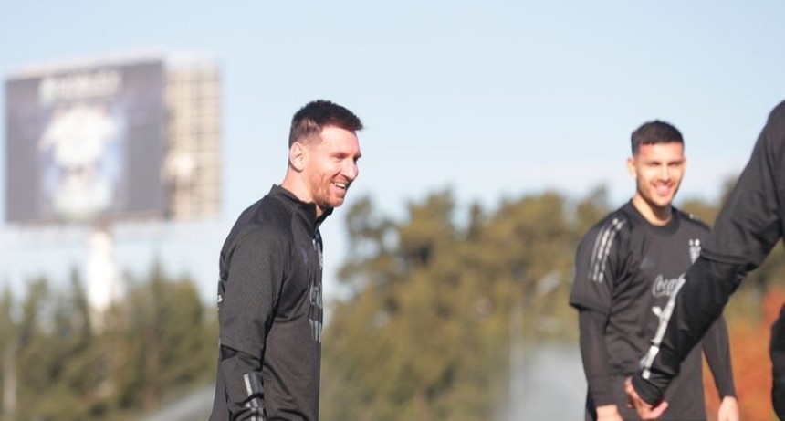 Lionel Messi en el predio de Ezeiza junto a sus compañeros