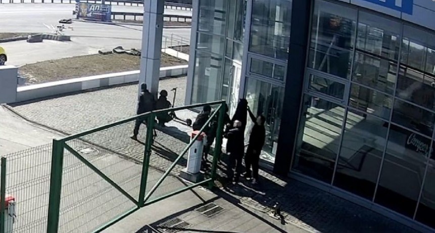 Soldados de Rusia disparan a civiles de Ucrania desarmados