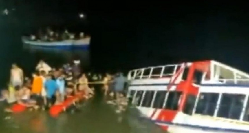 Barco turístico dejó muertos y heridos al volcarse