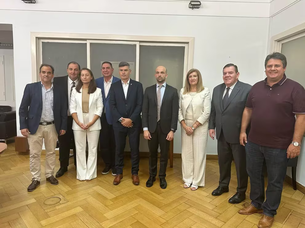 Emiliano Durand y 17 jefes comunalen van por subsidio tranporte 