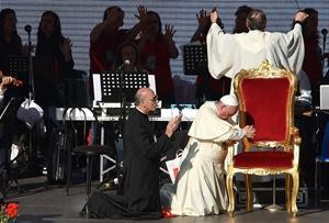 Ovación al Papa en la Asamblea Carismática en Roma