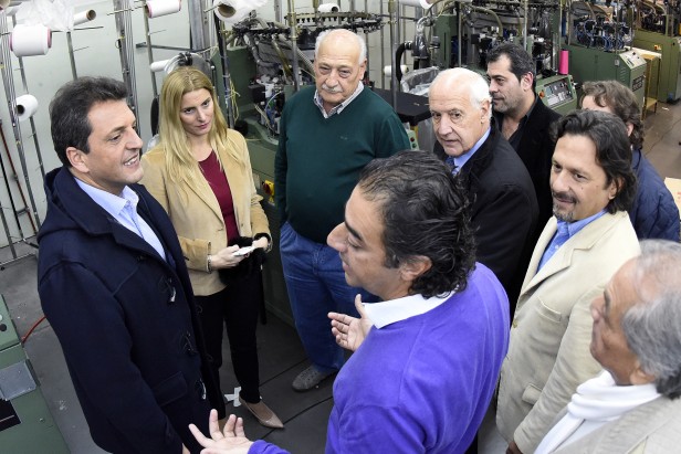 Massa junto a su vicepresidente Gustavo Saenz visitó fábrica de Barracas