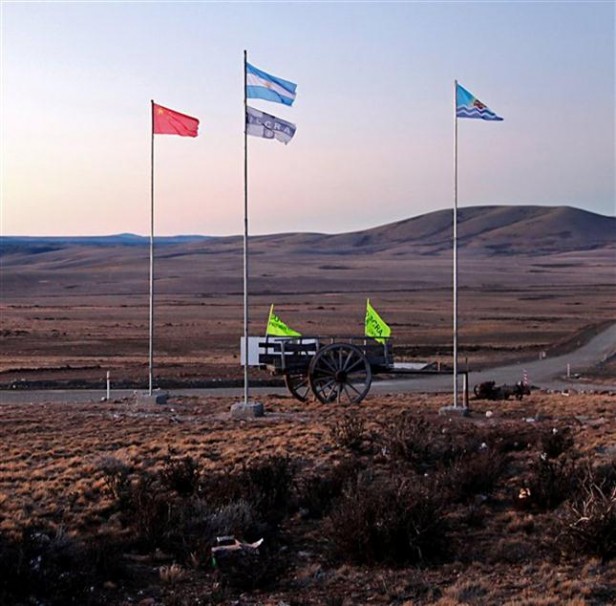 EL CALAFATE.- Una bandera china  flamea a 90 kilómetros a la vera del río Santa Cruz.