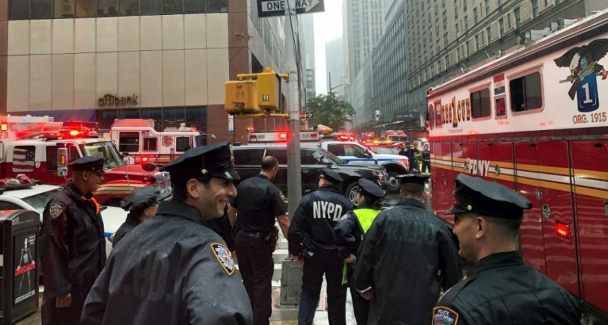 Se estrelló un helicóptero contra un edificio en Nueva York