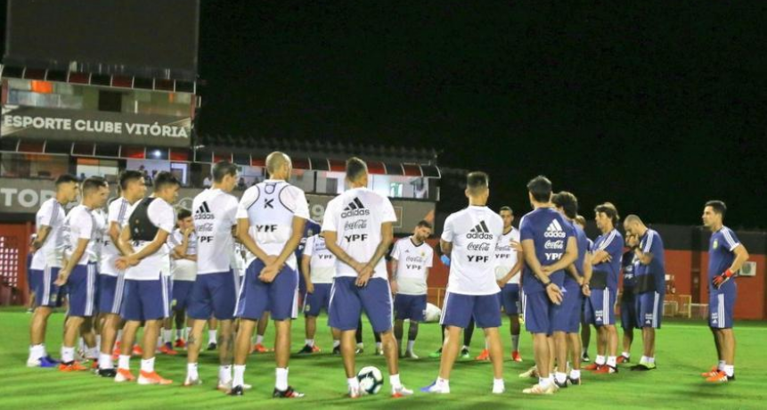 Scaloni para el debut elige entre Paredes o Pereyra
