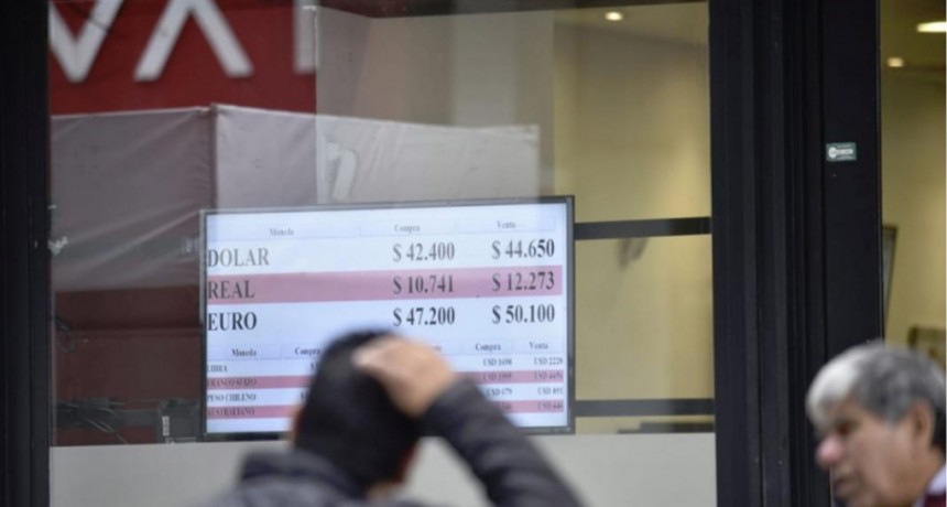 El dólar retrocedió con el mercado en calma