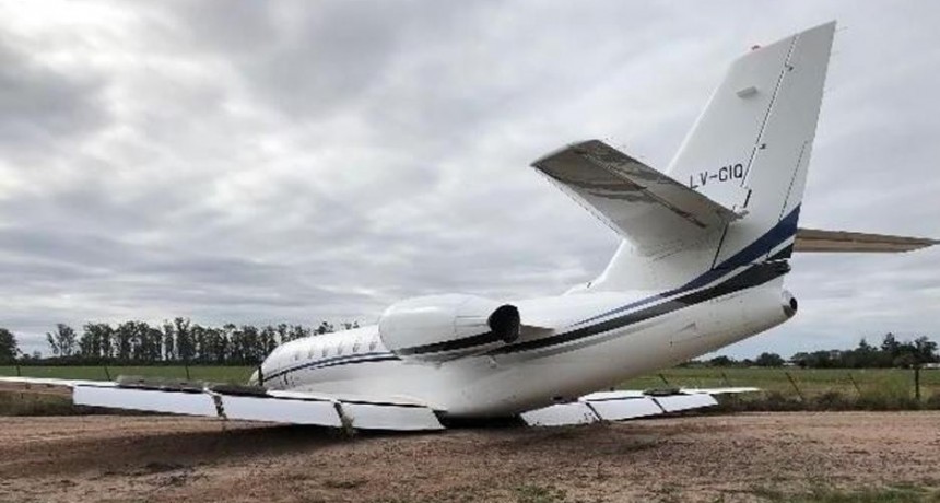El avión del Banco Macro intentó despegar y se despistó