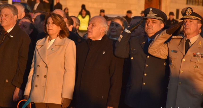Miguel Lifschitz honró a la Bandera con un acto deslucido