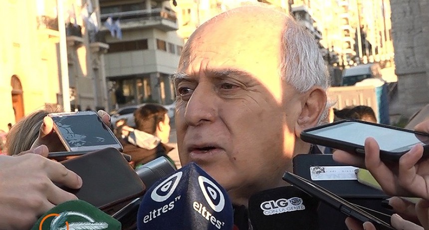 Lifschtiz en el Monumento a la bandera desolado y con poca gente