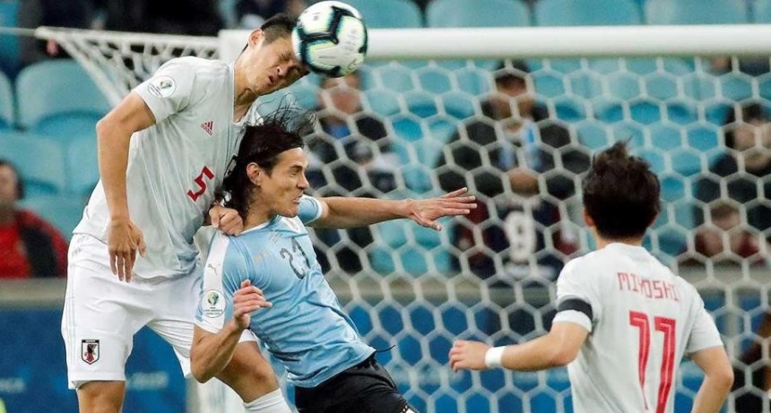 Uruguay empató 2-2 ante un Japón