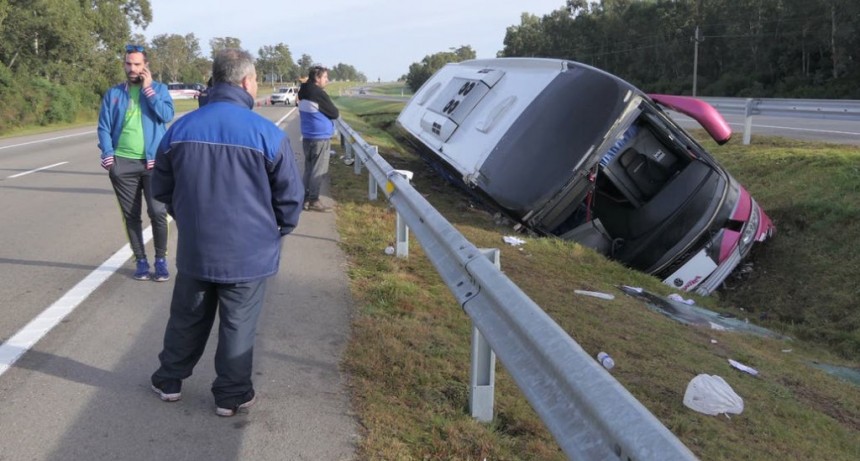 Volcó micro en Uruguay hay 13 heridos