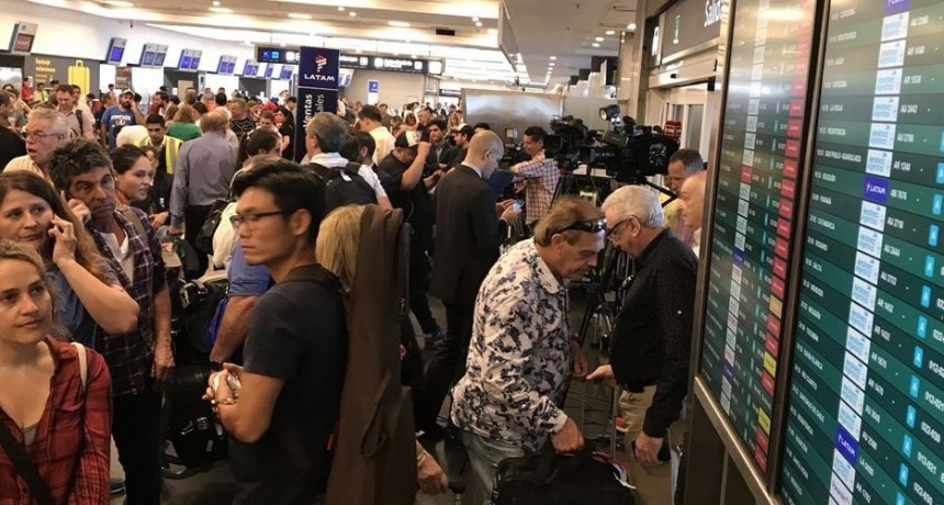 Controladores aéreos continúan este sábado de paro