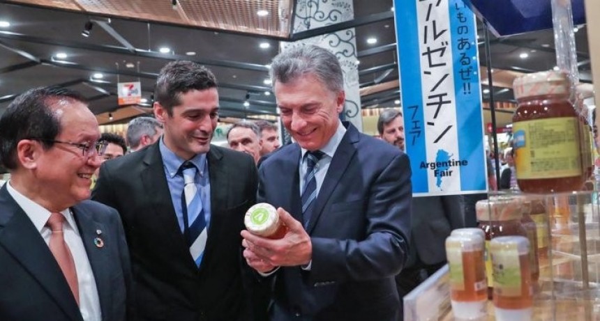 Macri en Japón visita a un supermercado