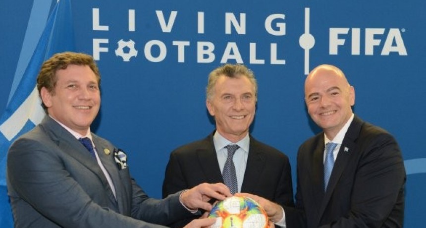 Macri recibió un premio de la FIFA de manos de Infantino