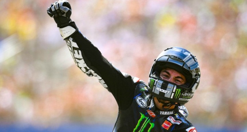 Viñales gana el esperado duelo a Márquez