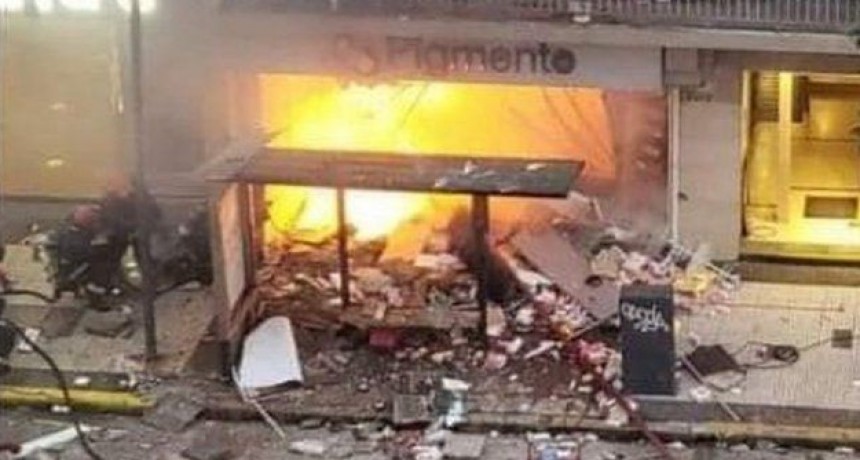 Dos bomberos muertos y Diez heridos en incendio en Villa Crespo, Buenos Aires