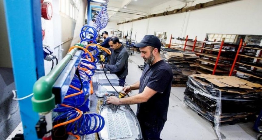 En marzo la industria perdió 38.700 empleos y el comercio otros 25.600