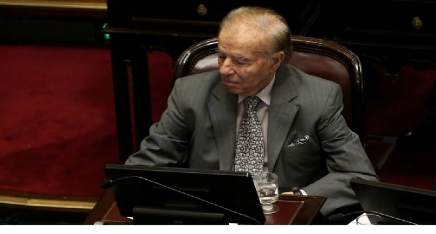 Carlos Menem sigue internado en terapia intensiva