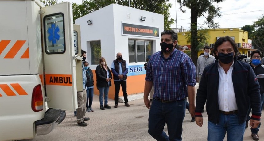 Sáenz recorrió el hospital de Tartagal y entregó una nueva ambulancia