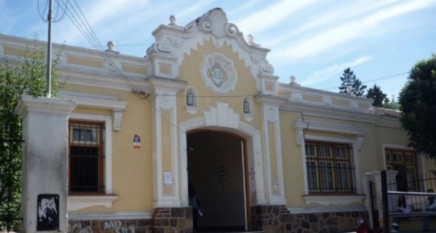 Las escuelas atienden tramites administrativos