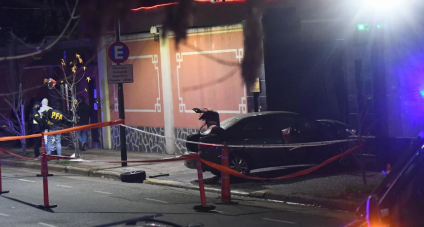 Un auto se incrustó contra el portón de la Embajada de China en Buenos Aires