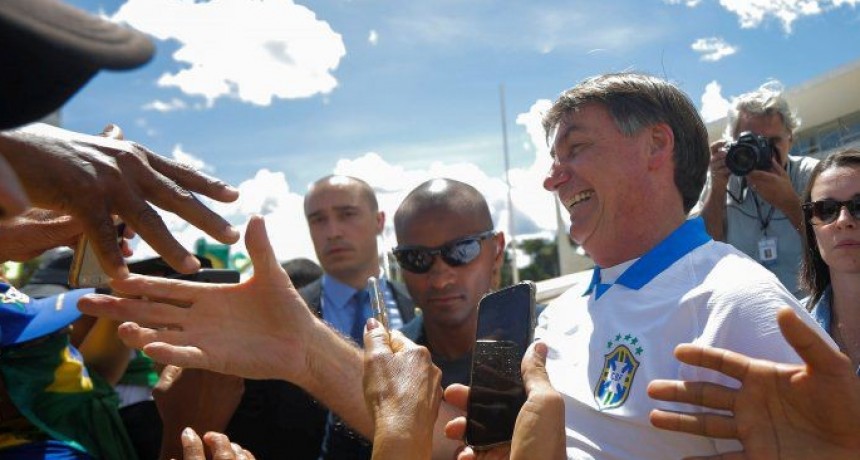 Bolsonaro obligado por la justicia a usar barbijo