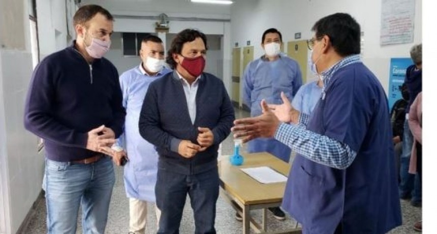 Gustavo Sáenz visitó los centros de vacunación