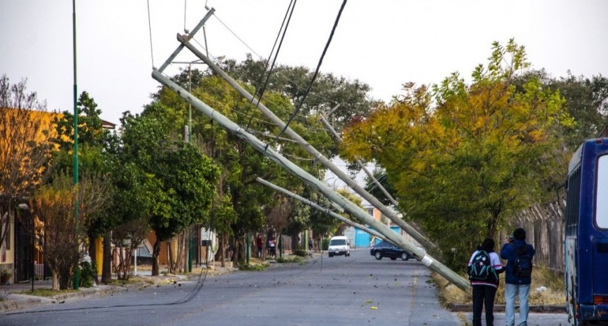 Los salteños fueron sorprendidos esta tarde por el viento zonda, Norte o Toro 