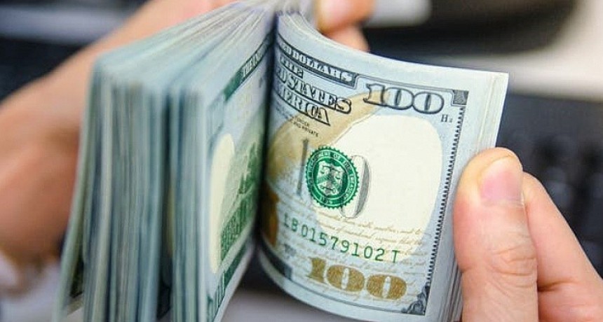 El dólar informal subió por tercera jornada al hilo