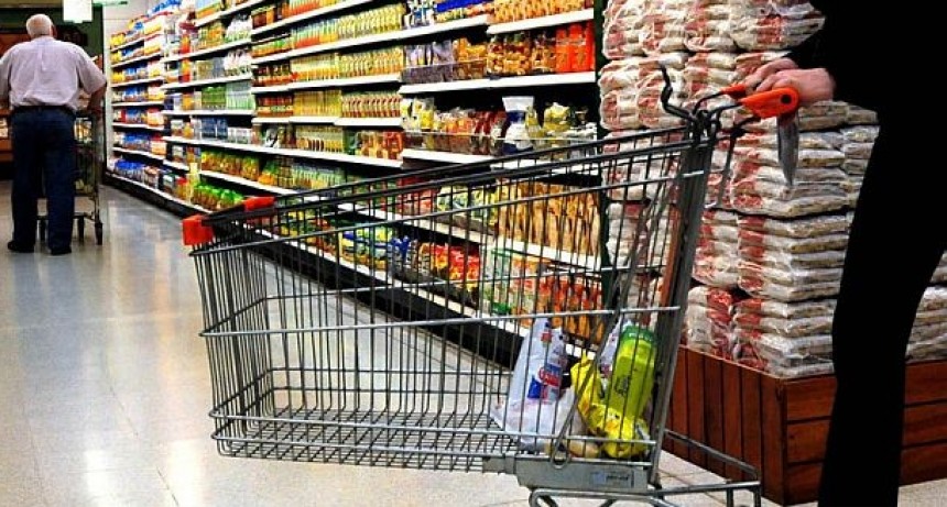 Supermercados: las ventas cayeron casi 5% mensual en abril