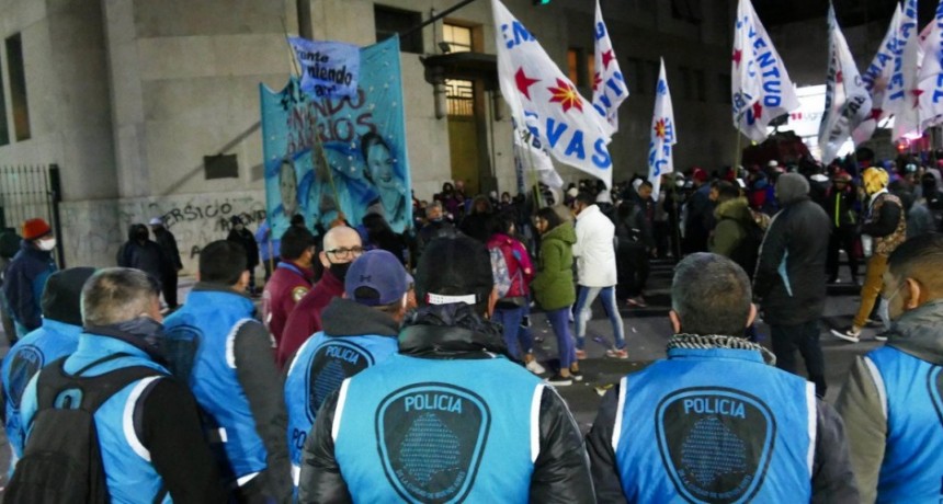La Cámpora y Gobernadores quieren sacarles a los piqueteros la administración de los planes sociales
