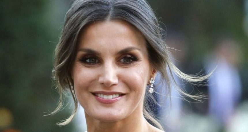 Letizia Ortiz hermosa con un vestido de eco cuero 