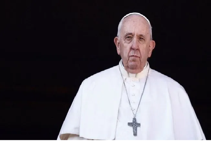 Operan al Santo Papa
